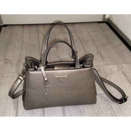 Guess handtas