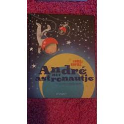 Diverse titels van onder andere Carry Slee, Paul van Loon,