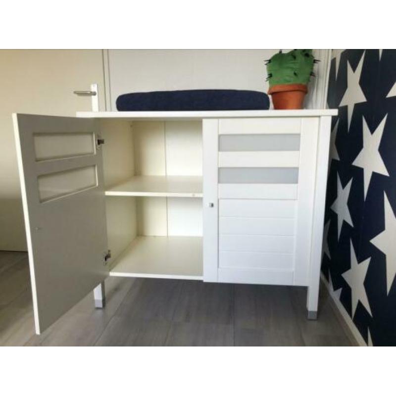 Kinderkamer set: ledikant, kledingkast en commode