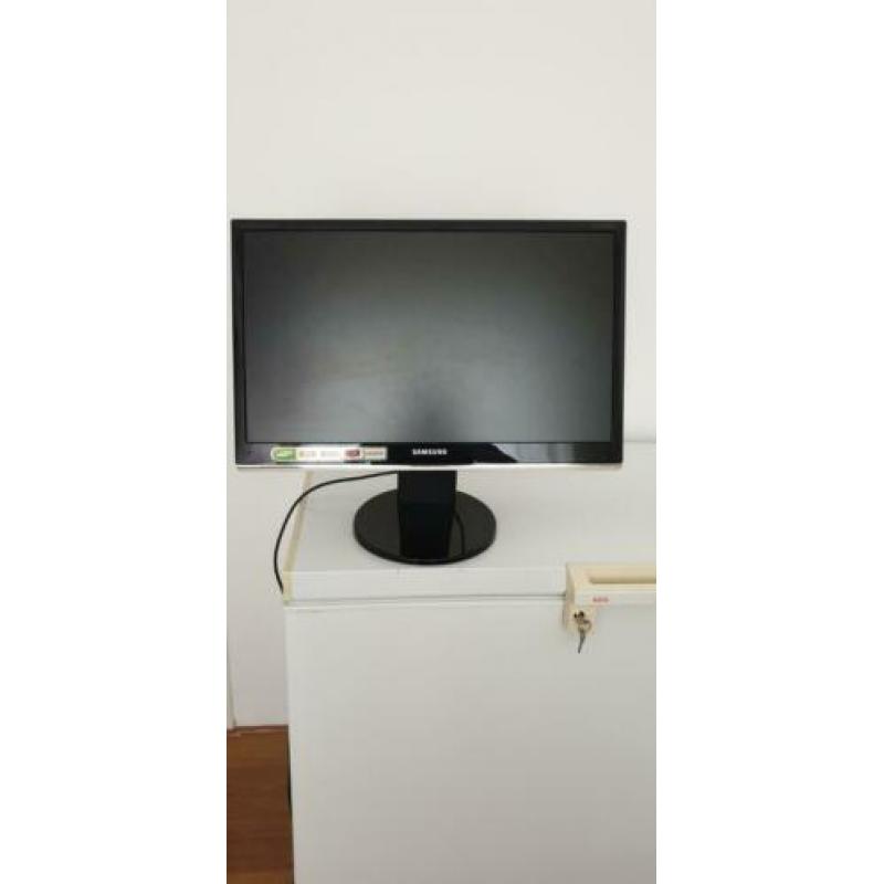 Computer monitor 24 inch, scherm kan je verzetten
