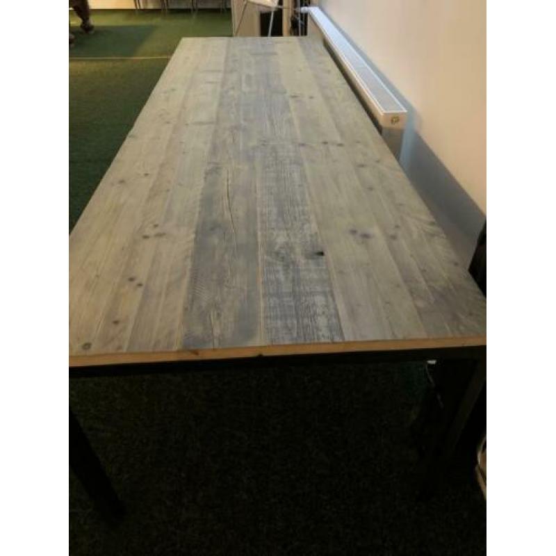 Eikenhouten tafel met zwart stalen onderstel