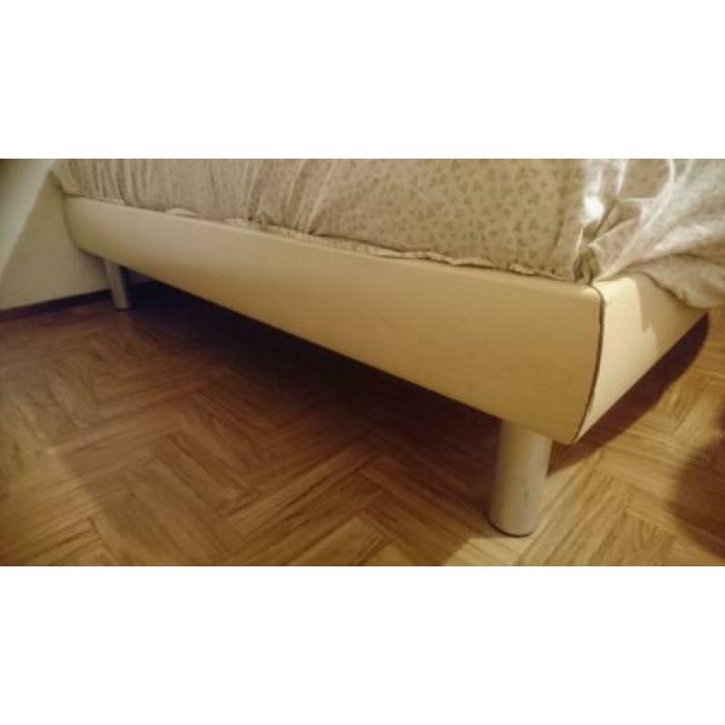 2 persoons bed 140x200 met (of zonder) matras,lattenbodem