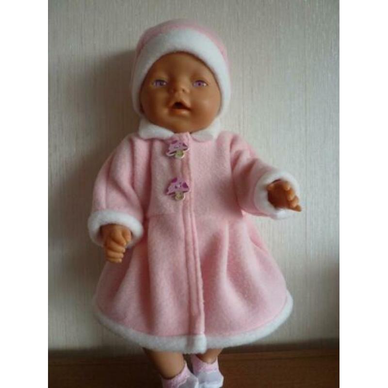 Lang fleece jasje met muts of capuchon .Poppenkleertjes