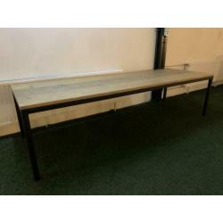 Eikenhouten tafel met zwart stalen onderstel