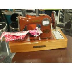 120488 antieke naaimachine