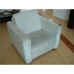 Fauteuils beige gemêleerd. € 15,00 p/stuk.