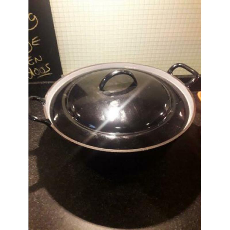 2 ronde gietijzeren braadketel 32 en 30 cm doorsnee