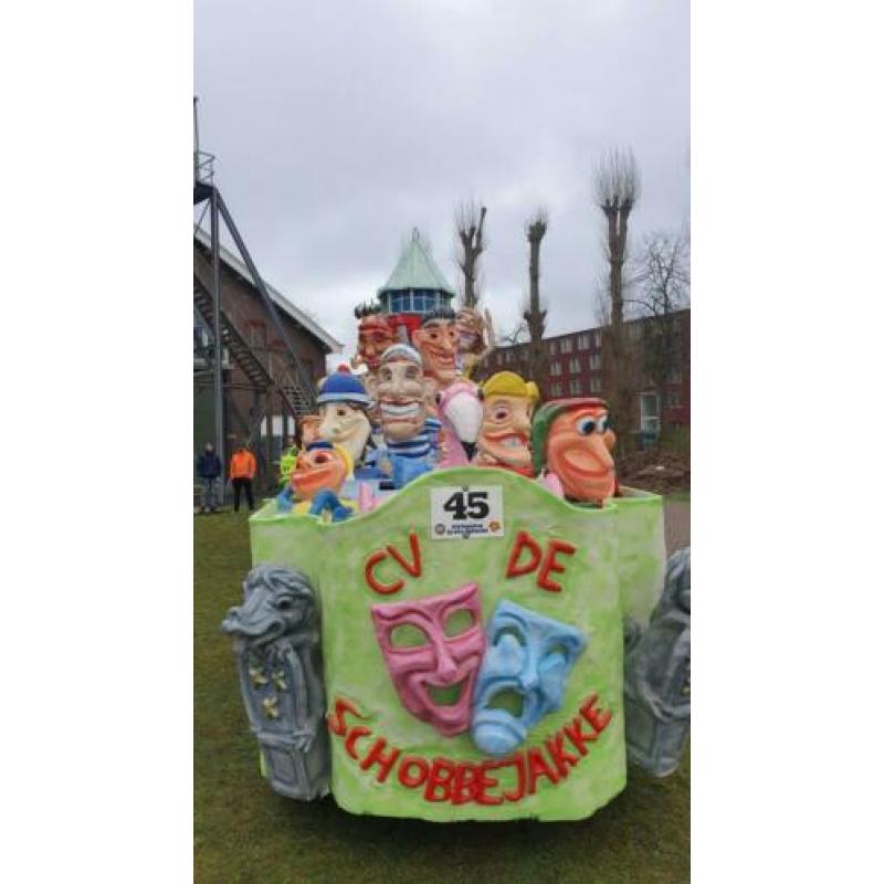 Leuke prijswinnende carnavalswagen van polyester.