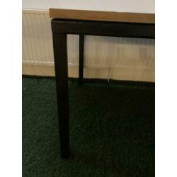 Eikenhouten tafel met zwart stalen onderstel