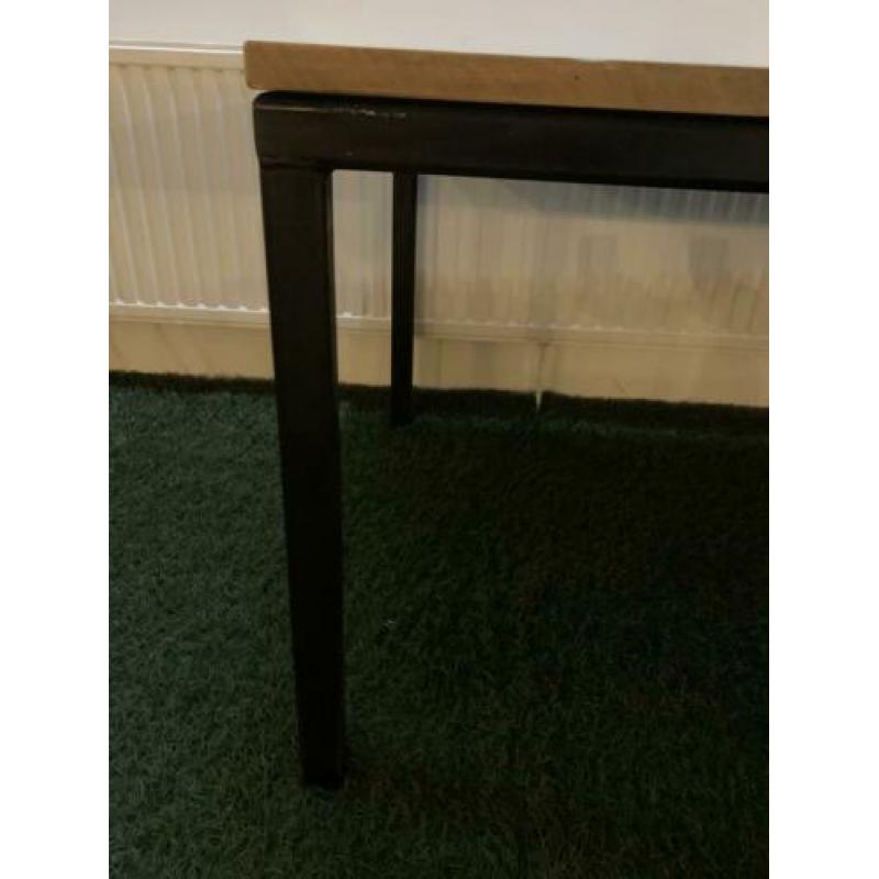 Eikenhouten tafel met zwart stalen onderstel