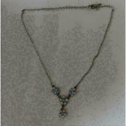 zilverkleurige ketting met witte / lichtblauw bloem strass