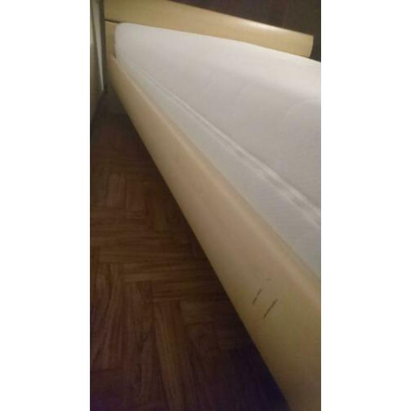 2 persoons bed 140x200 met (of zonder) matras,lattenbodem
