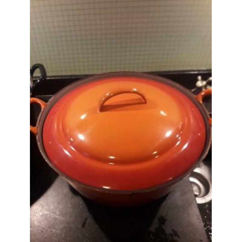 2 ronde gietijzeren braadketel 32 en 30 cm doorsnee