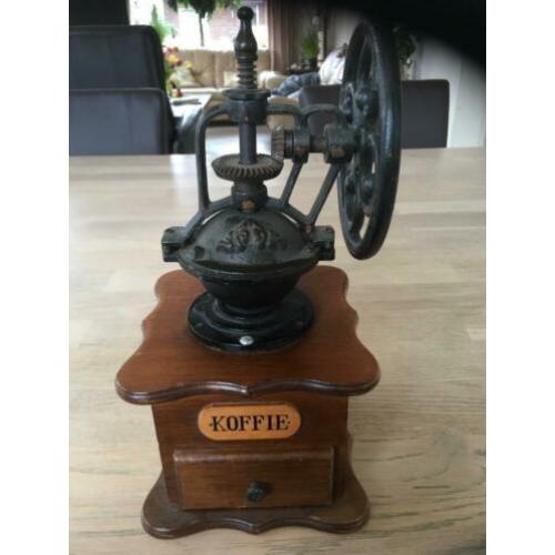 Oude koffiemolen met gietijzeren maalhuis, 30/14 cm