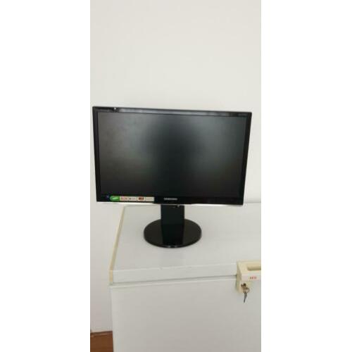 Computer monitor 24 inch, scherm kan je verzetten