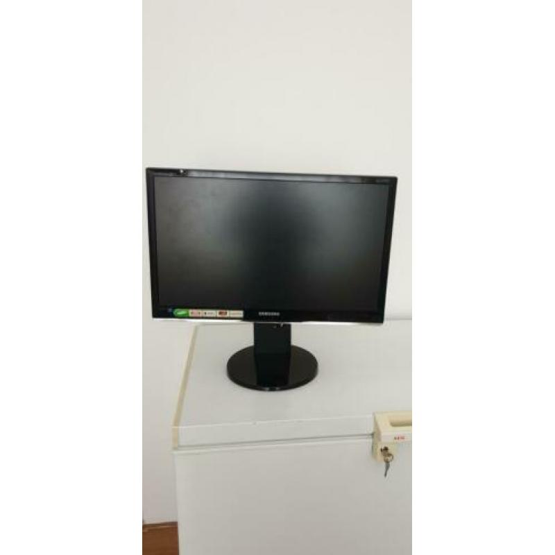 Computer monitor 24 inch, scherm kan je verzetten