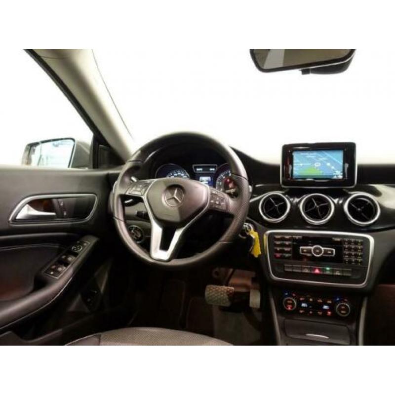 Mercedes-Benz CLA-Klasse 200 URBAN AMG-LINE AUT, Hleer, Navi