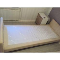 Bed met nachtkastje