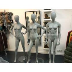 3 dames betonlook paspoppen 100€ ps (nieuwwaarde 350€ ps)