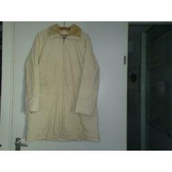 mantel jas afwasbaar soort pvc cremekleur ongv. mt 44