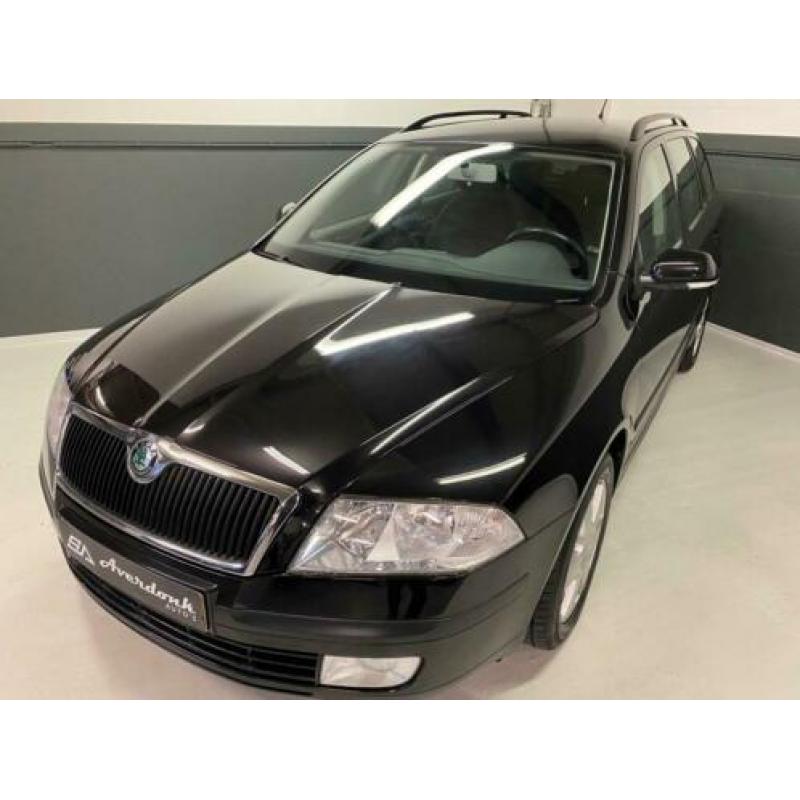 Skoda OCTAVIA COMBI 1.6 FSI TOUR *NAP/Cruise/Weinig km*