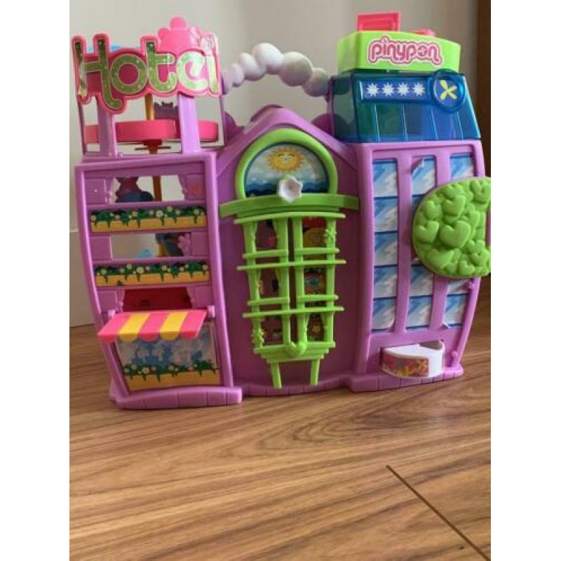 Pinypon hotel met 3 speelfiguren