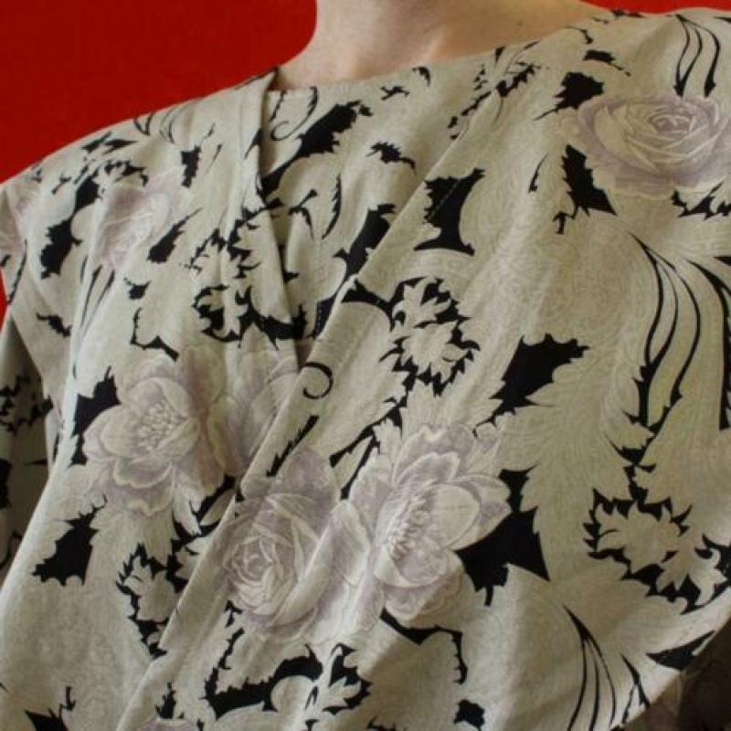 Vintage beige zwart blouse met bloemtje