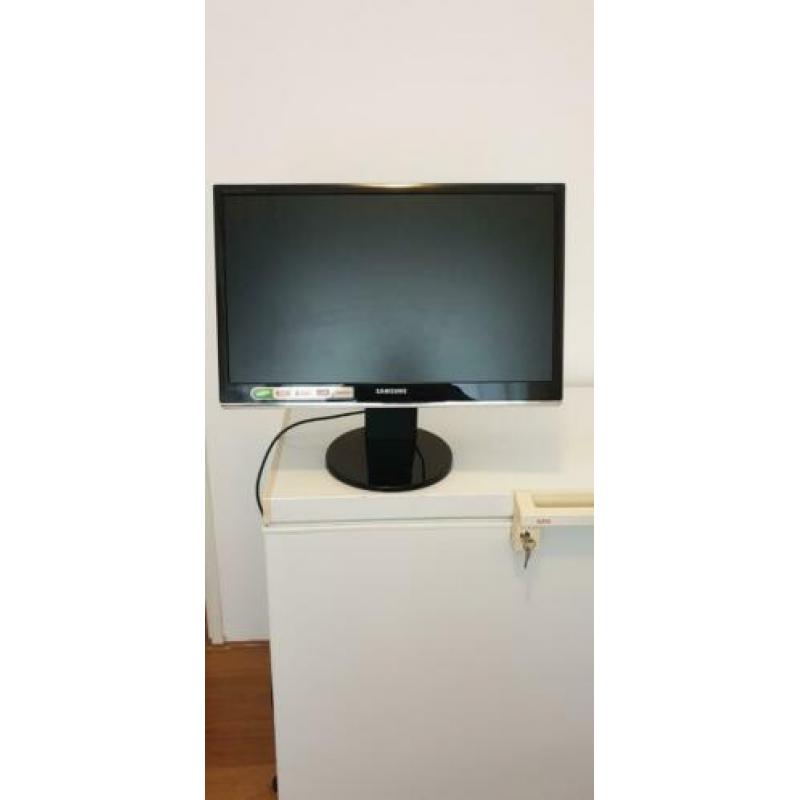 Computer monitor 24 inch, scherm kan je verzetten