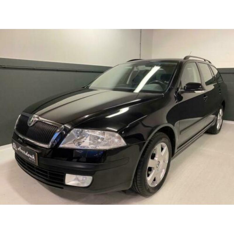 Skoda OCTAVIA COMBI 1.6 FSI TOUR *NAP/Cruise/Weinig km*