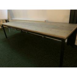 Eikenhouten tafel met zwart stalen onderstel