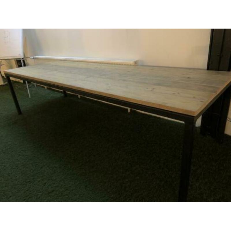 Eikenhouten tafel met zwart stalen onderstel