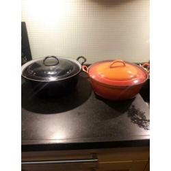 2 ronde gietijzeren braadketel 32 en 30 cm doorsnee