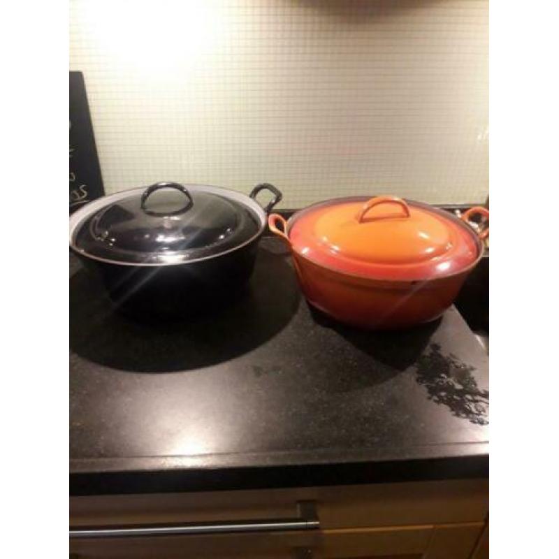 2 ronde gietijzeren braadketel 32 en 30 cm doorsnee