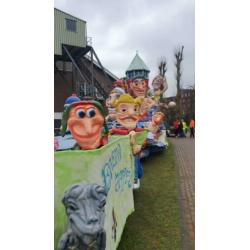 Leuke prijswinnende carnavalswagen van polyester.