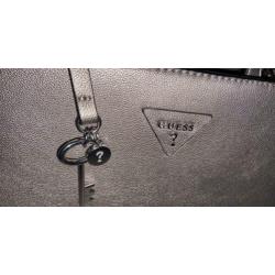 Guess handtas