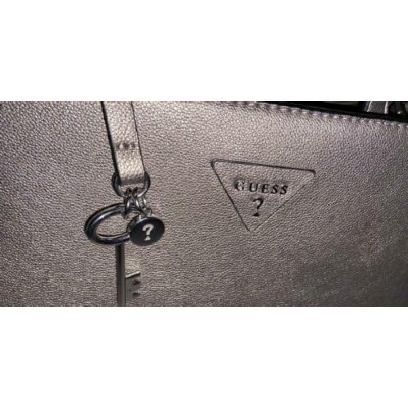 Guess handtas