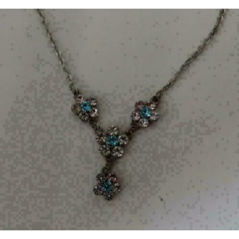 zilverkleurige ketting met witte / lichtblauw bloem strass