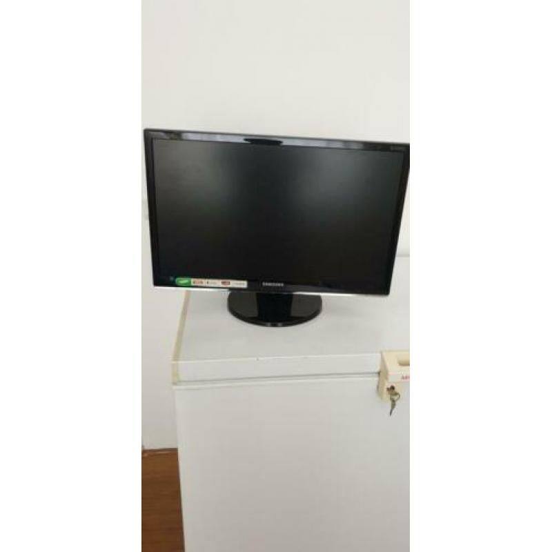 Computer monitor 24 inch, scherm kan je verzetten