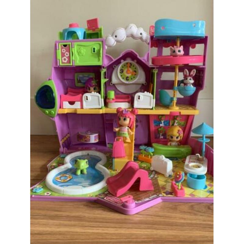 Pinypon hotel met 3 speelfiguren