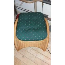 Comfortabele rieten fauteuil met kussen en voetenbankje met