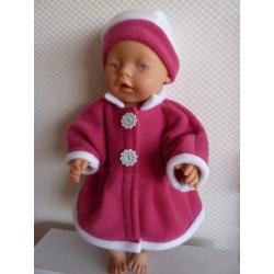 Lang fleece jasje met muts of capuchon .Poppenkleertjes