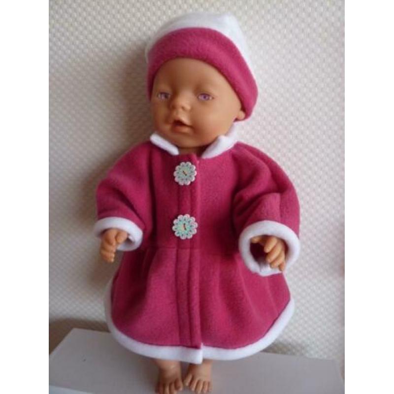 Lang fleece jasje met muts of capuchon .Poppenkleertjes