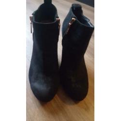 Clarks zwarte enkel laarzen met sleehak maat 5.5 (39)