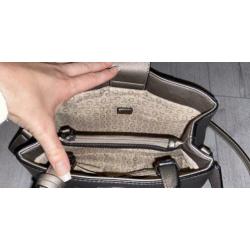 Guess handtas