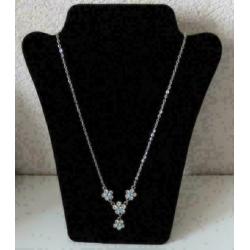 zilverkleurige ketting met witte / lichtblauw bloem strass