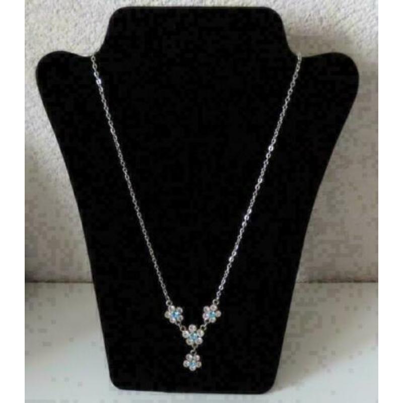 zilverkleurige ketting met witte / lichtblauw bloem strass