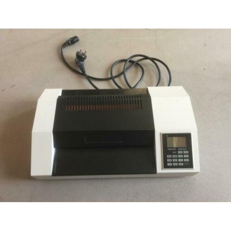 Pouch Laminator model; Lamiart-9LSI