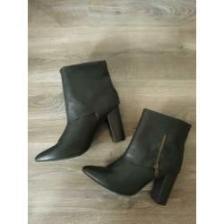 Enkellaarsjes met hak "madden girl" by Steve Madden maat 41