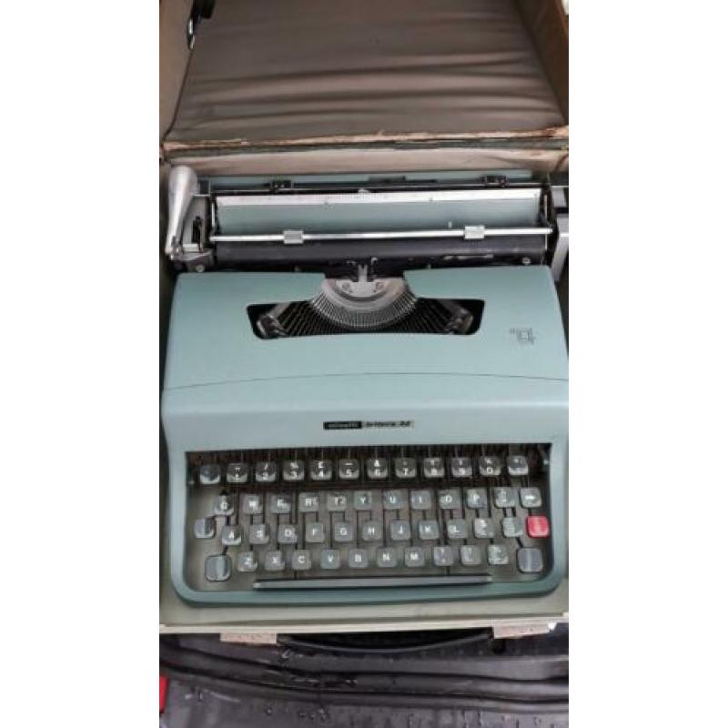 Typemachine Olivetti Lettera 32.