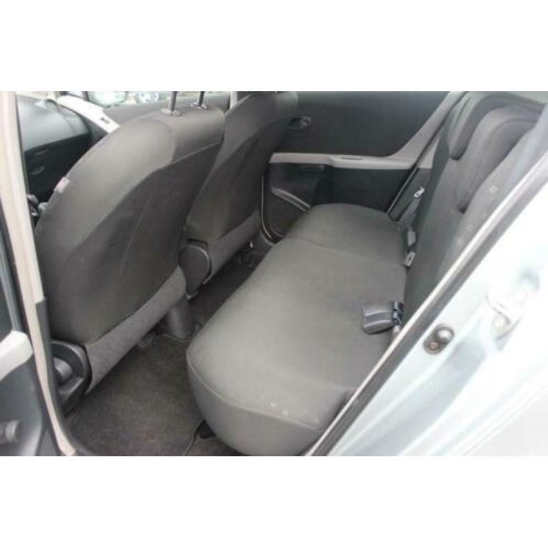 TOYOTA Yaris 1.3 16V VVT-I 5DR Terra